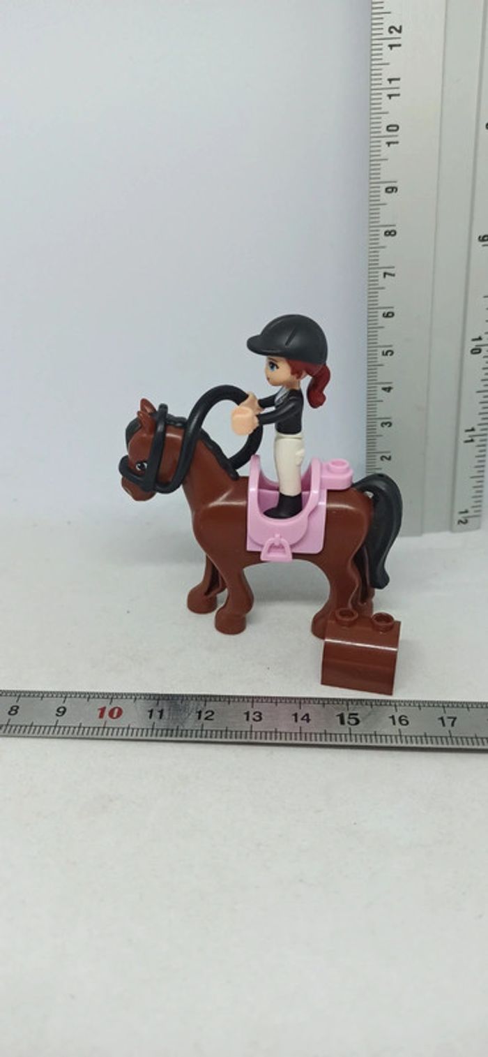 Femme cavalière avec cheval marron foncé et selle rose lego - photo numéro 5