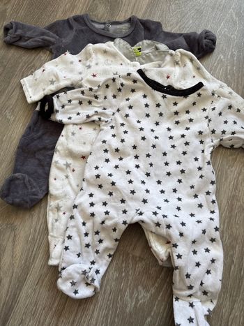 Lot de trois pyjamas de taille un mois