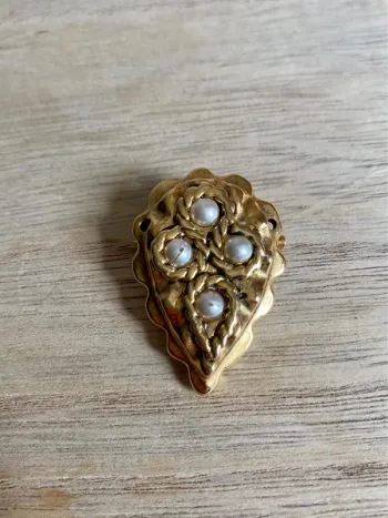 Broche dorée vintage perles bridgerton
