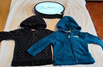 Lot 2 gilets à capuche 24 mois