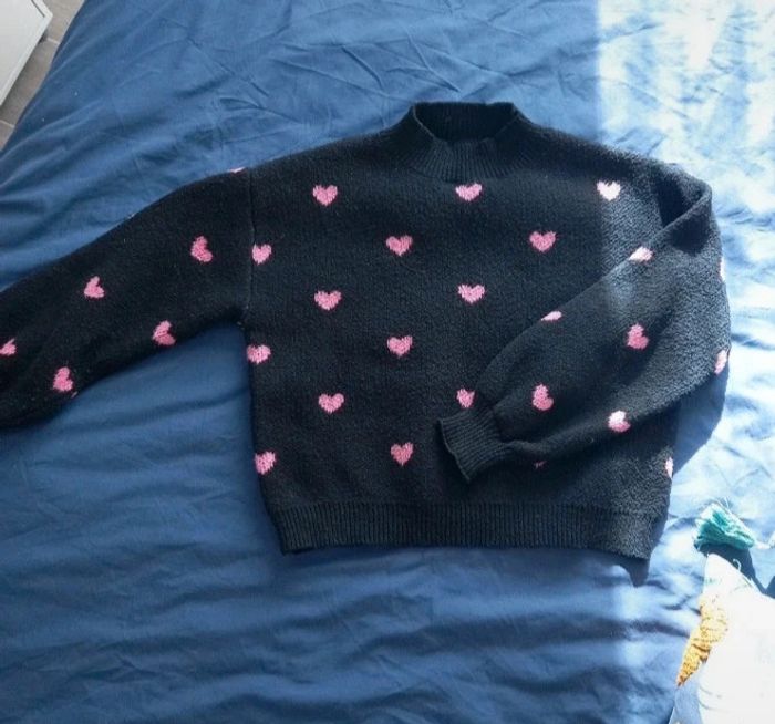 Pull à cœurs roses. Taille S