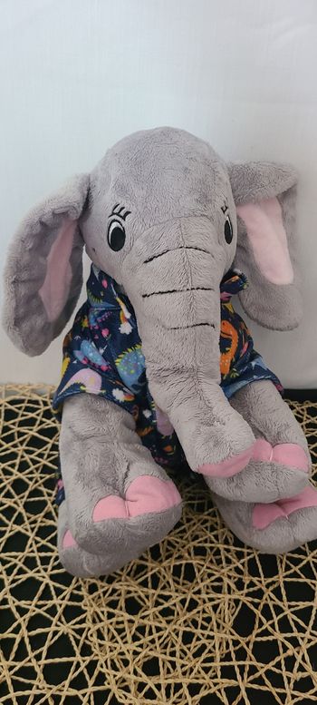 peluche éléphant avec son pyjama.