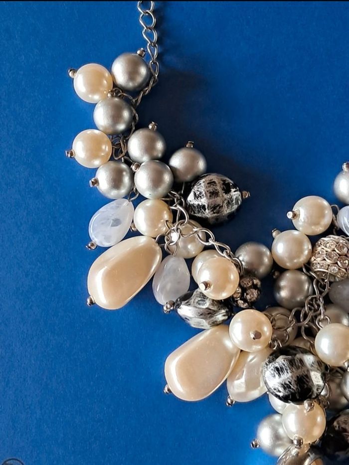 Collier court NEUF avec chaîne argentée et perles grises argentées et nacrées - photo numéro 3