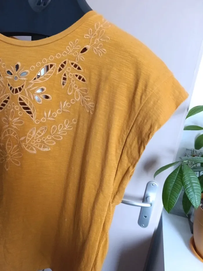 T-shirt couleur moutarde - photo numéro 2