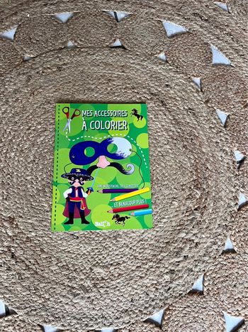 Livre mes accessoires à colorier, dessiner et créer des propres accessoires