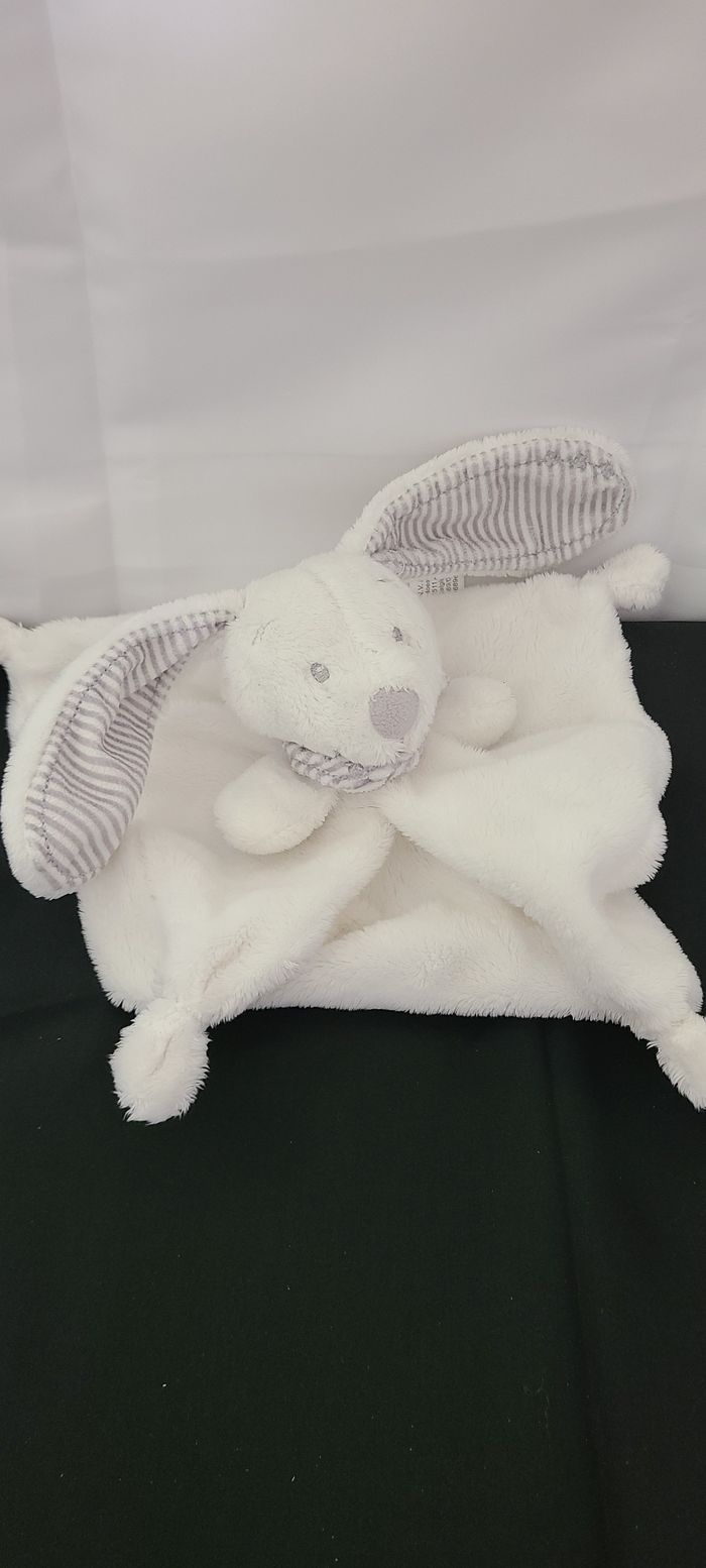 Doudou plat lapin blanc rayé gris KIABI SIMBA TOYS