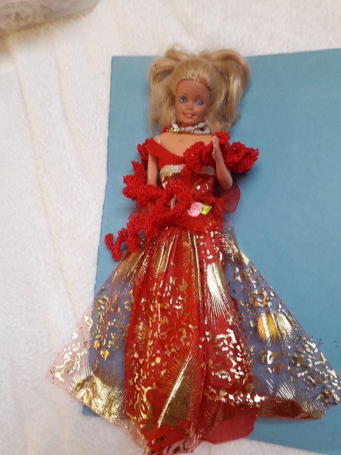 Poupée Barbie habillée de neuf