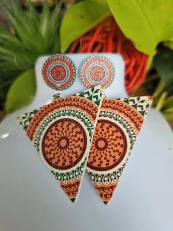 Boucles d'oreilles fantaisies en bois triangle orange