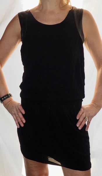 très belle robe The Kooples  taille 36 avec du cuir