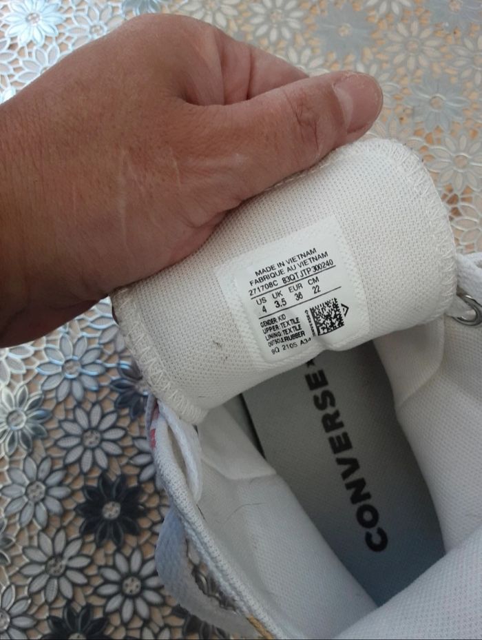 Baskets Converse All Star Chuck Taylor coloris blanc imprimées cœurs taille 36 en très bon état - photo numéro 7