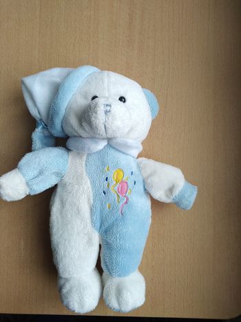 Peluche ours en velours bleu et blanc avec un bonnet et des ballons