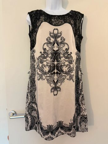 Jolie robe crème et noire Promod