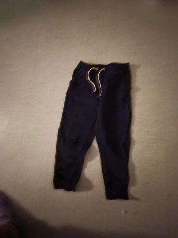 Lot garçon bonjour je mets en vente un lot garçon taille 4 et 5 ans possible d'acheter à la pièce sur demande il y a des pantalons t-shirt pull et ensemble