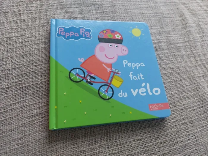 Livre peppa pig fait du vélo