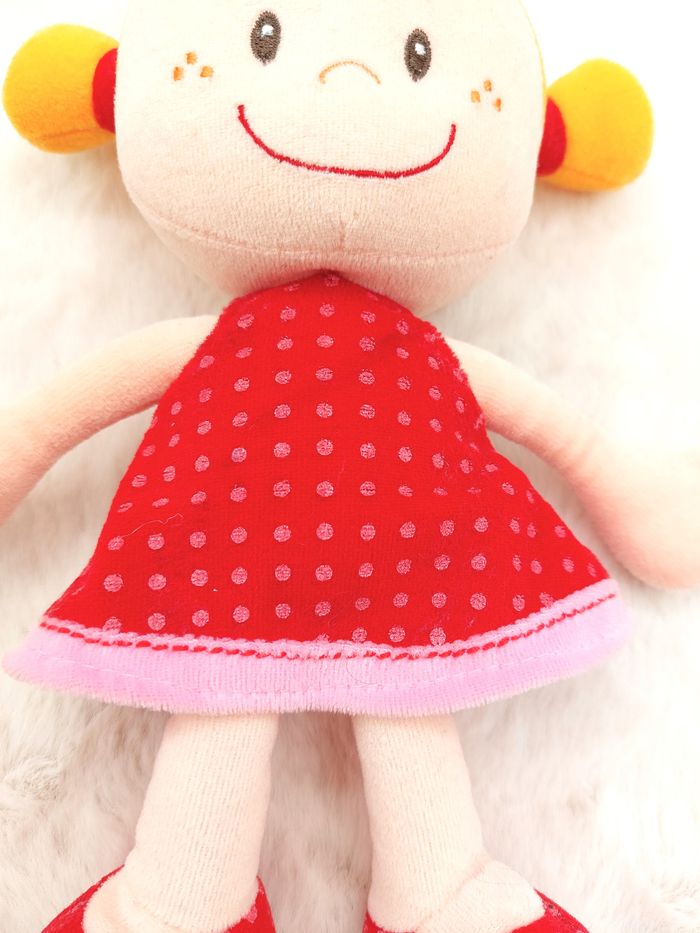 Peluche poupée fille beige jaune orange MINIMI Minitoys robe rouge 25 cm 2014 - photo numéro 2