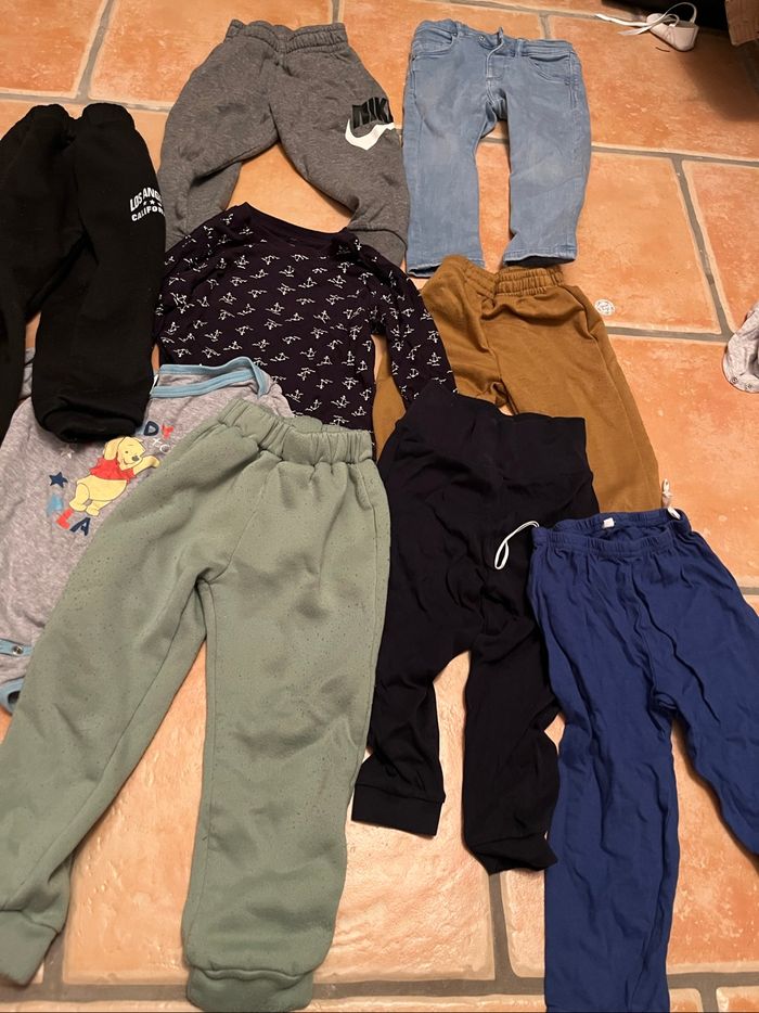 L’eau d’une trentaine de vêtements garçon en taille trois ans pour la saison hiver - photo numéro 2