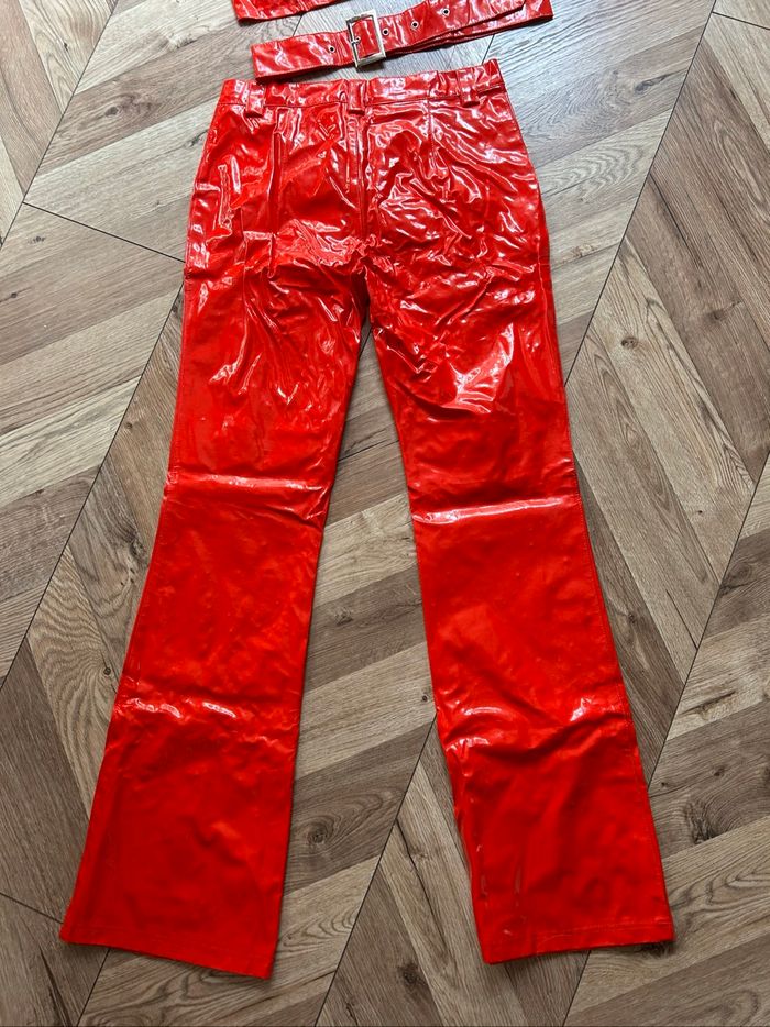 Tenue vinyle rouge : Haut court, pantalon patte d'éléphant et ceinture | Déguisement Carnaval ou Halloween 🎃 - photo numéro 6