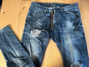 Jeans délavé et troué