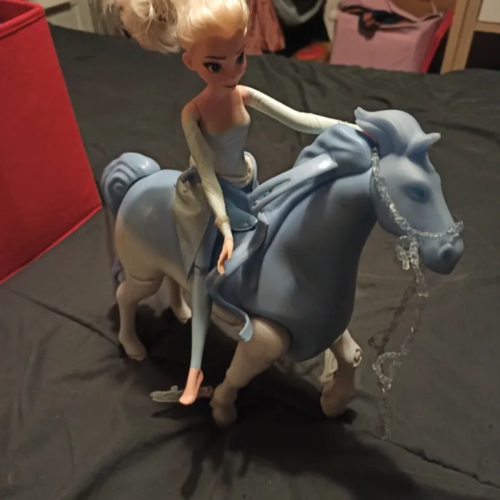 Cheval reine des neiges avec personnage - photo numéro 4