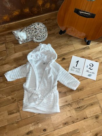 Joli peignoir blanc tout doux très bon état C&a 12-28 mois 80-86