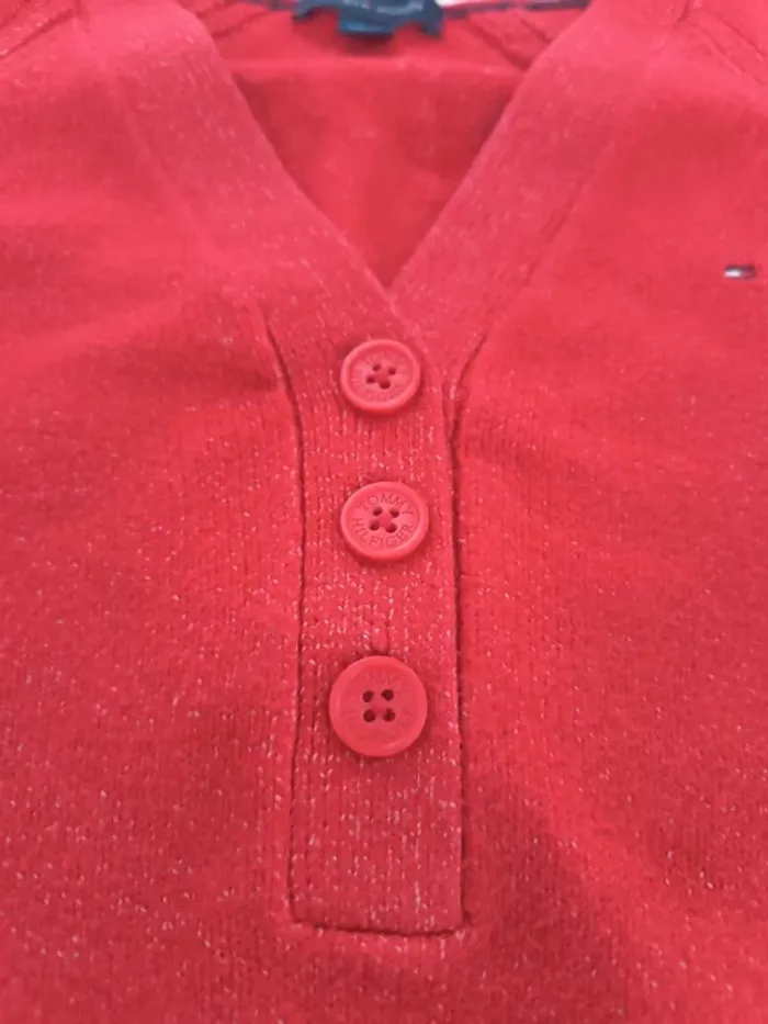 Joli pull rouge col V bouton femme Tommy Hilfiger avec logoo chic comme neuf S selon mesures - photo numéro 7