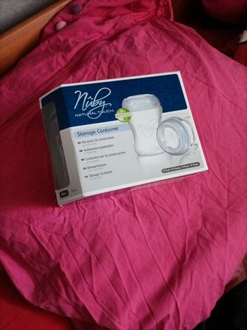 Lot de deux récipients de conservation du lait nuby