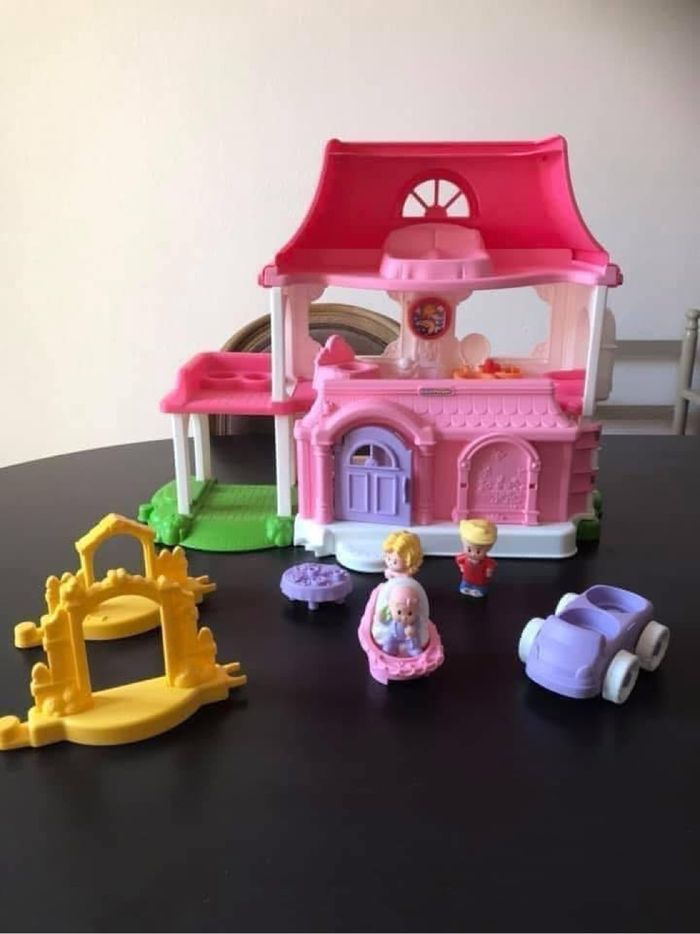 Maison little people  Parfait état  Fournie avec 2 rallonges de maison  Une voiture 3 personnages une chaise bébé et une table