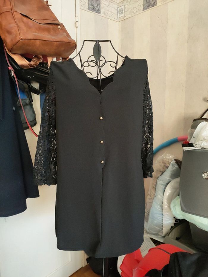 Blouse Noire manches en dentelle