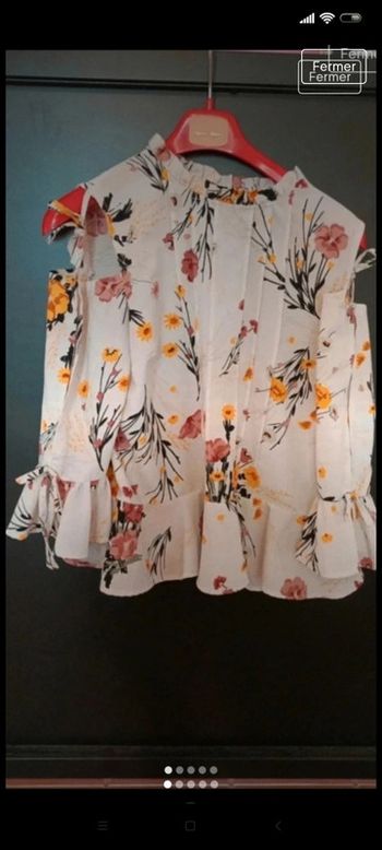 Blouse fleurie manches 3/4 ouvertes sur les épaules