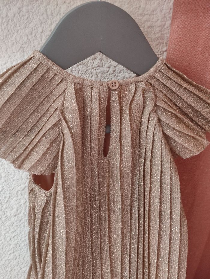 Robe couleur champagne avec paillettes - Comme neuve - 24 mois - Gémo - photo numéro 4