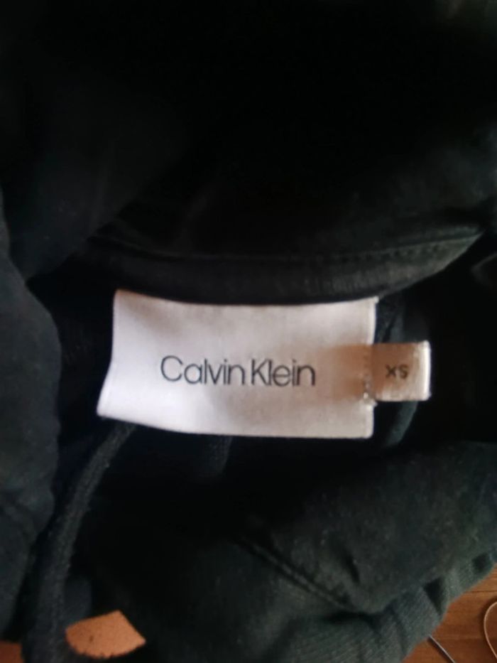 Sweat à capuche Calvin Klein noir très bon état - photo numéro 4