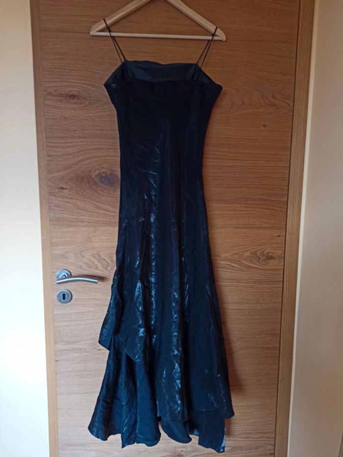 Robe de soirée avec son étole noire - photo numéro 3