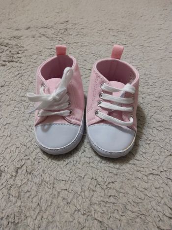 Paire de chaussures rose et blanche