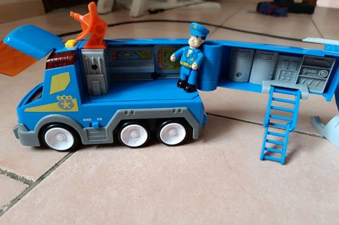 Véhicules de police - photo numéro 2