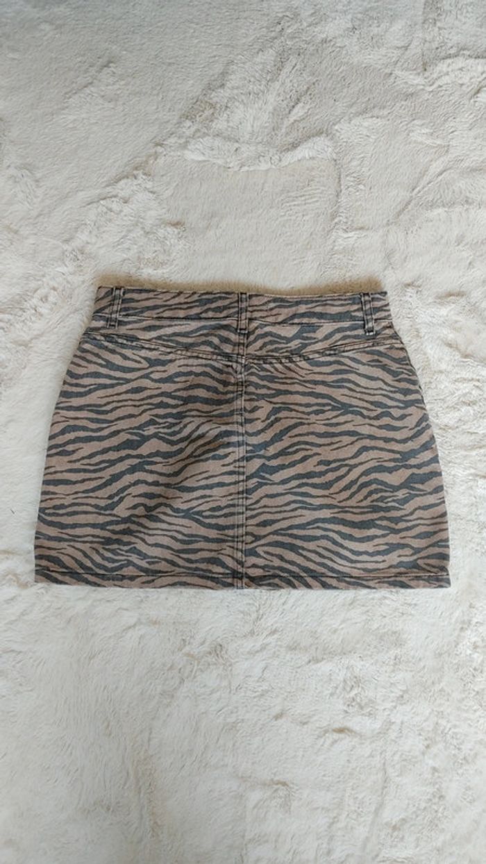 Mini jupe en jean motif zébré zèbre en très bon état - photo numéro 2