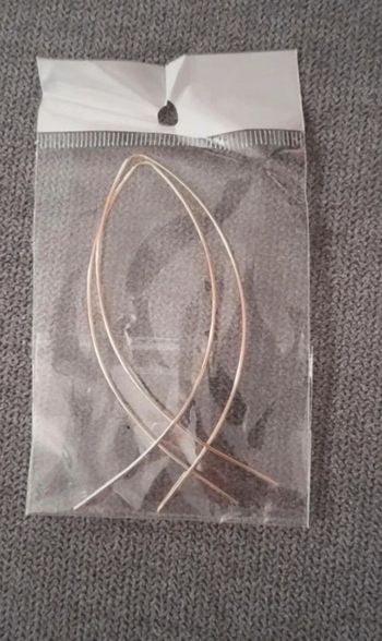 Lot de deux boucles d'oreilles pendants couleur argent et doré