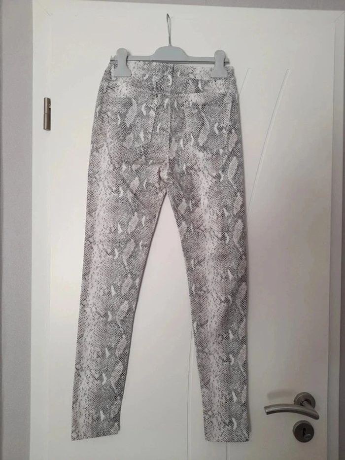 Pantalon slim blanc motifs écailles serpent. T.34 - photo numéro 2