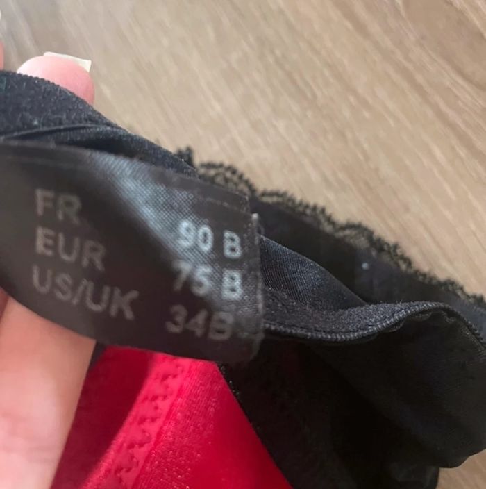 Très jolie soutien gorge rouge et noire 🥰 taille 90B - photo numéro 3