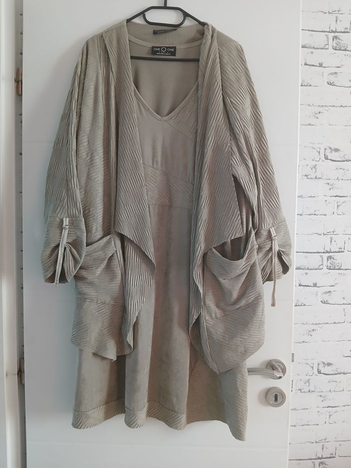 Ensemble veste + robe ONE O ONE
Taille 50
Porté 1 fois 
Robe col en V - manche courte
Veste manche 3/4