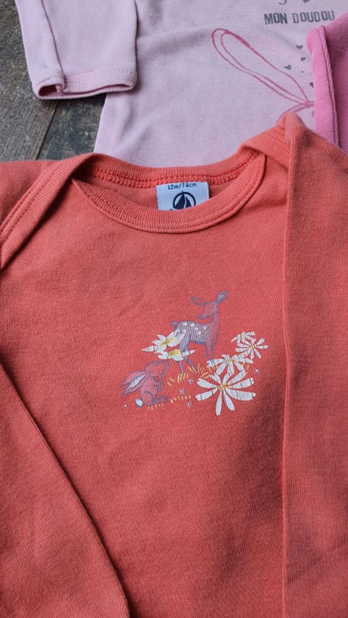 Lot de body petit bateau 12 mois en très bon état 🙂 sauf un tâché - photo numéro 2