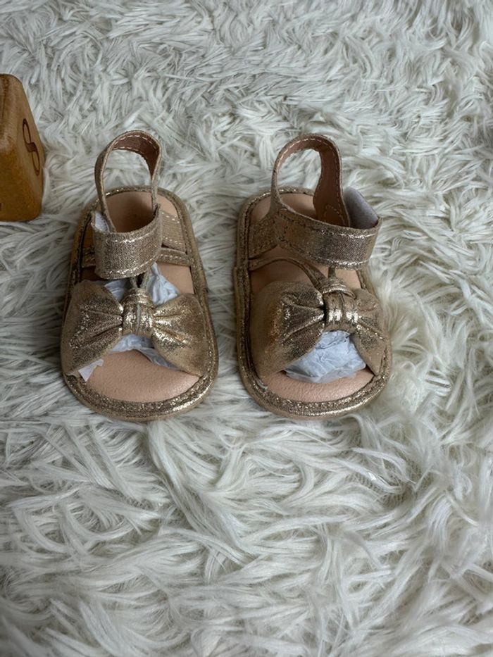 Paire de sandales dorées Shein taille 16 - photo numéro 2