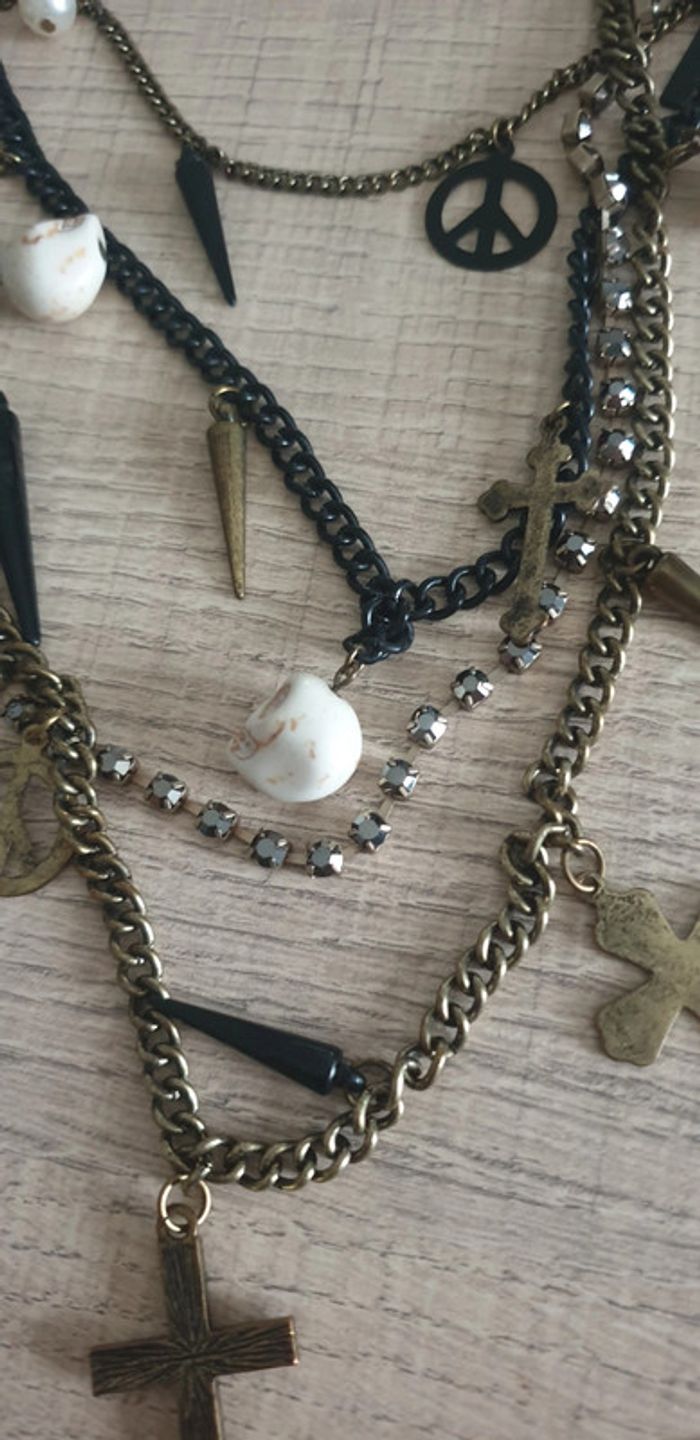 Collier têtes de morts, croix
