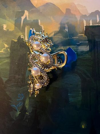 Pince à cheveux dorée, dragon de strass doré