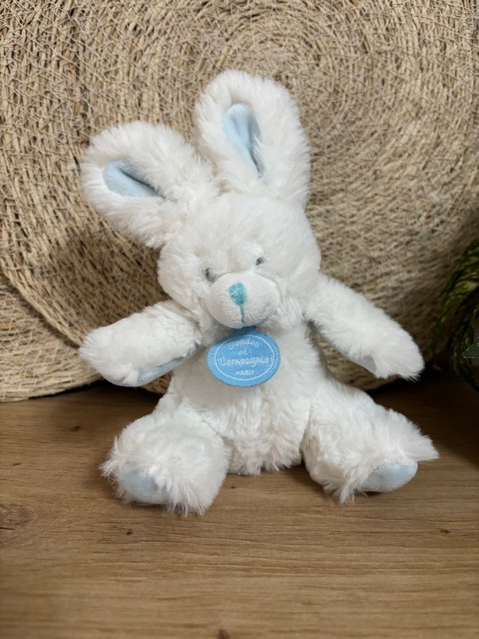 Doudou hochet lapin blanc bleu grelot doudou et compagnie
