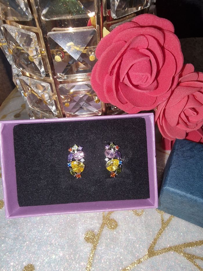 Petites boucles d’oreilles incrustées cristaux - photo numéro 3