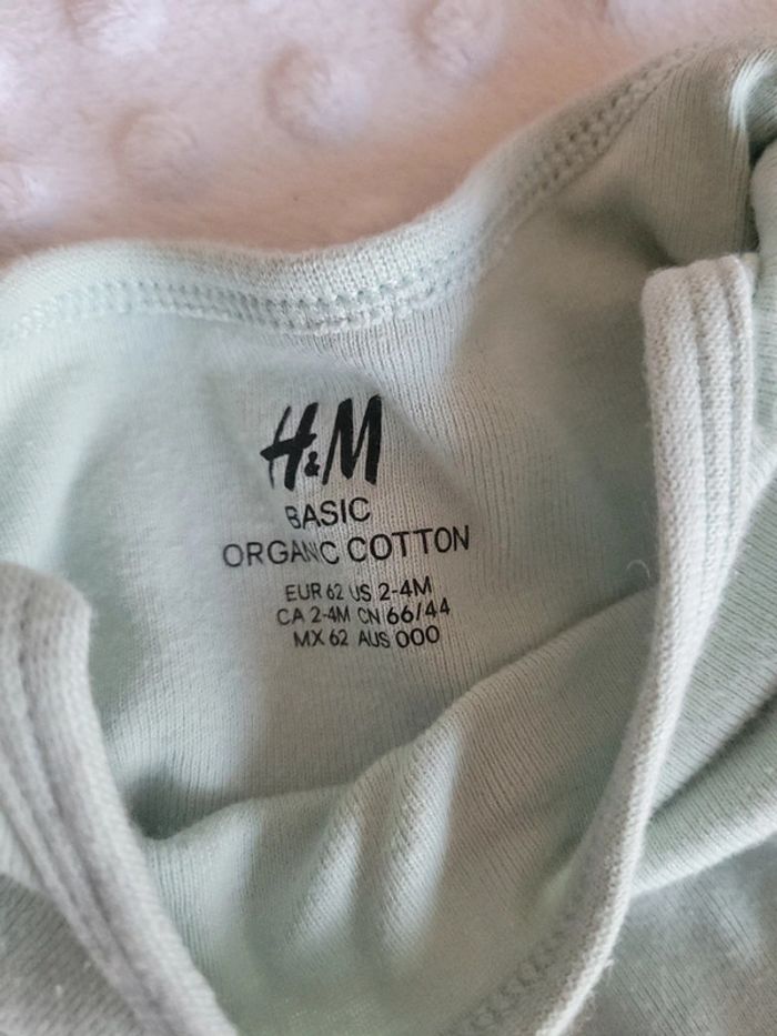 T-shirt manches longues vert pâle uni H&M 2-4 mois (62 cm) Look mixte - photo numéro 3