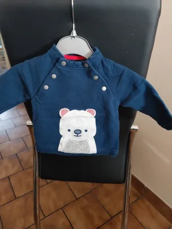 Pull bleu avec un ours blanc - Obaibi