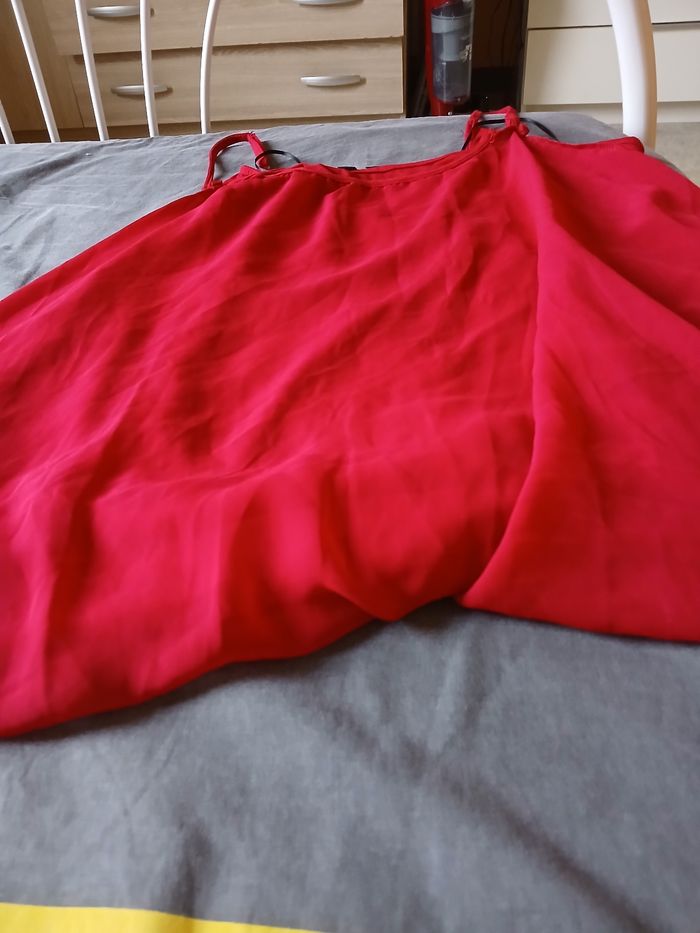Tee-shirt  rouge  à fine bretelles