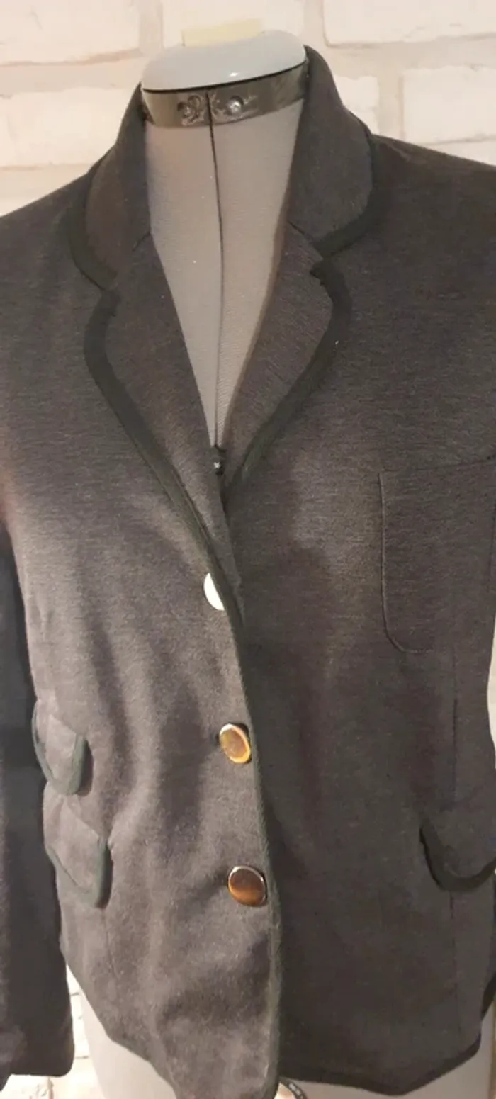 Veste grise et bordure noire