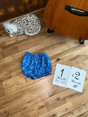 Joli short bloomer bleu motifs blancs TAO comme neuf 12mois/74cm